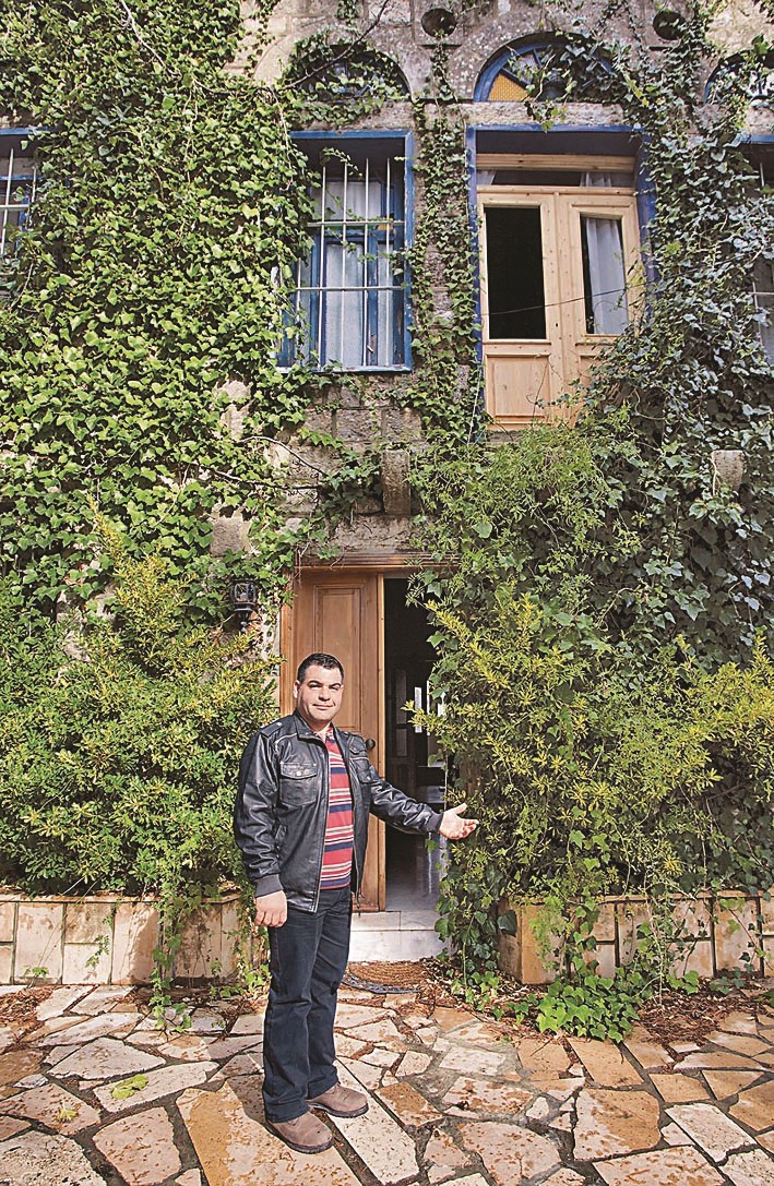 الأشقر أمام منزله... مرحّباً