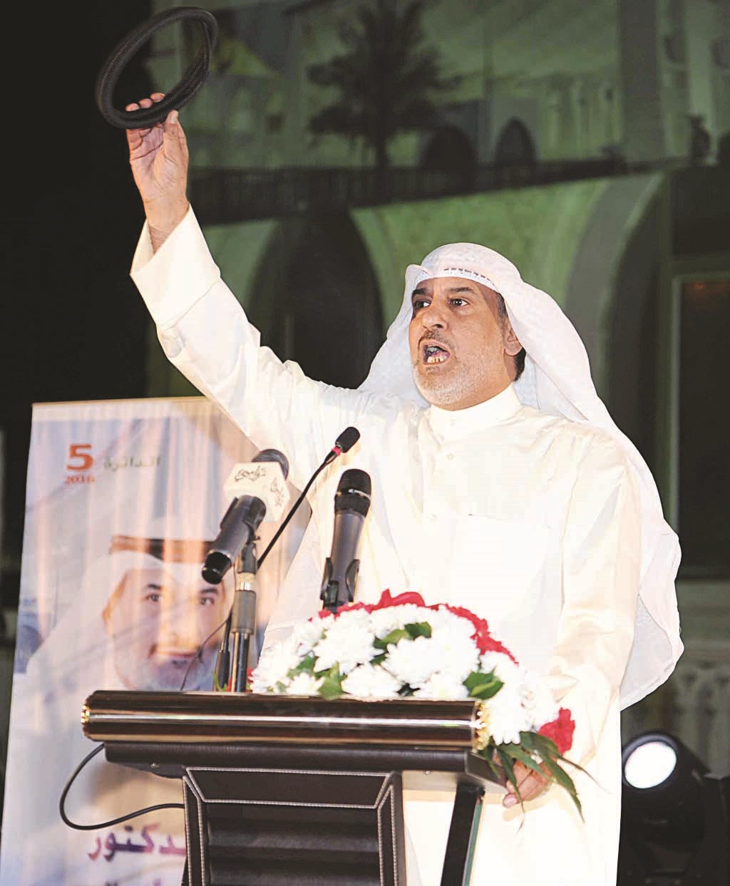 u0627u0644u062fu0648u0633u0631u064a u0631u0627u0641u0639u0627 u0639u0642u0627u0644u0647 u062au062du064au0629 u0644u0645u0624u064au062fu064au0647 b (u062au0635u0648u064au0631 u0637u0627u0631u0642 u0639u0632u0627u0644u062fu064au0646)