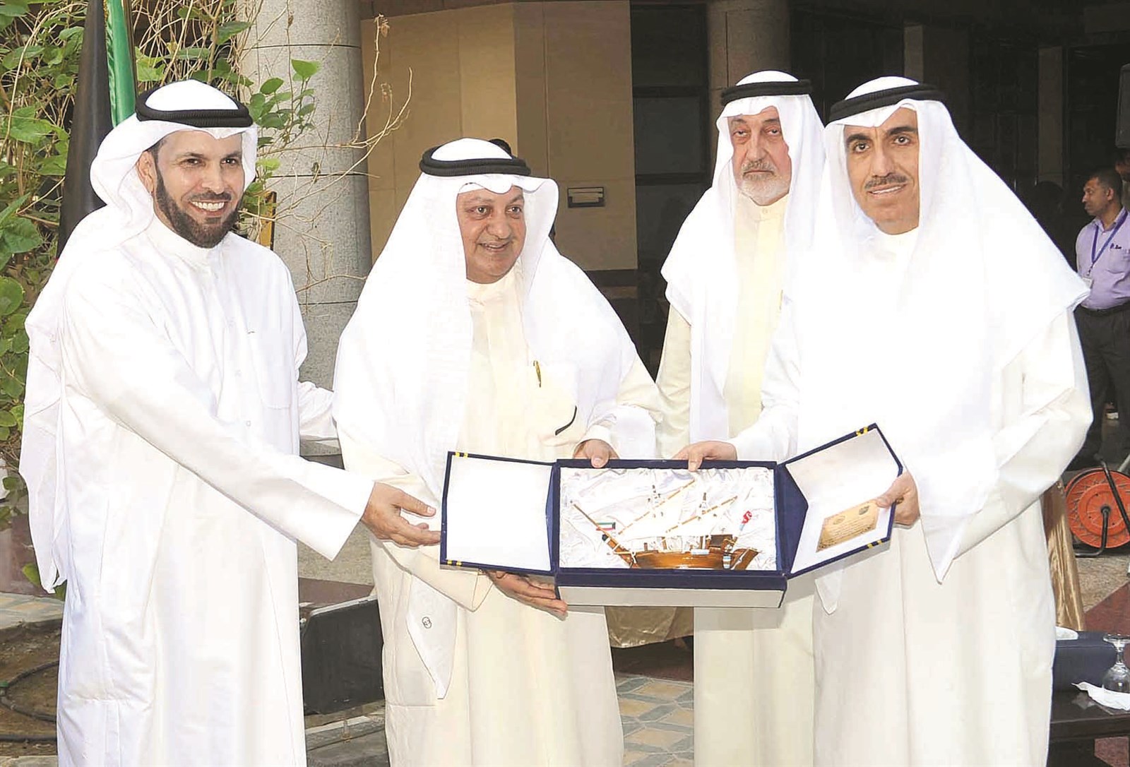 الأنصاري والقشعان يكرمان العواش بحضور معرفي