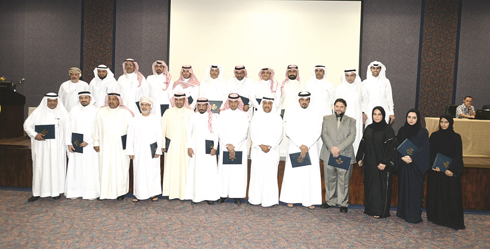 u0627u0644u0633u064au0641 u0645u062au0648u0633u0637u0627u064b u0627u0644u0645u0634u0627u0631u0643u064au0646 u0641u064a u0627u0644u0627u062cu062au0645u0627u0639 (u062au0635u0648u064au0631 u0632u0643u0631u064au0627 u0639u0637u064au0629)