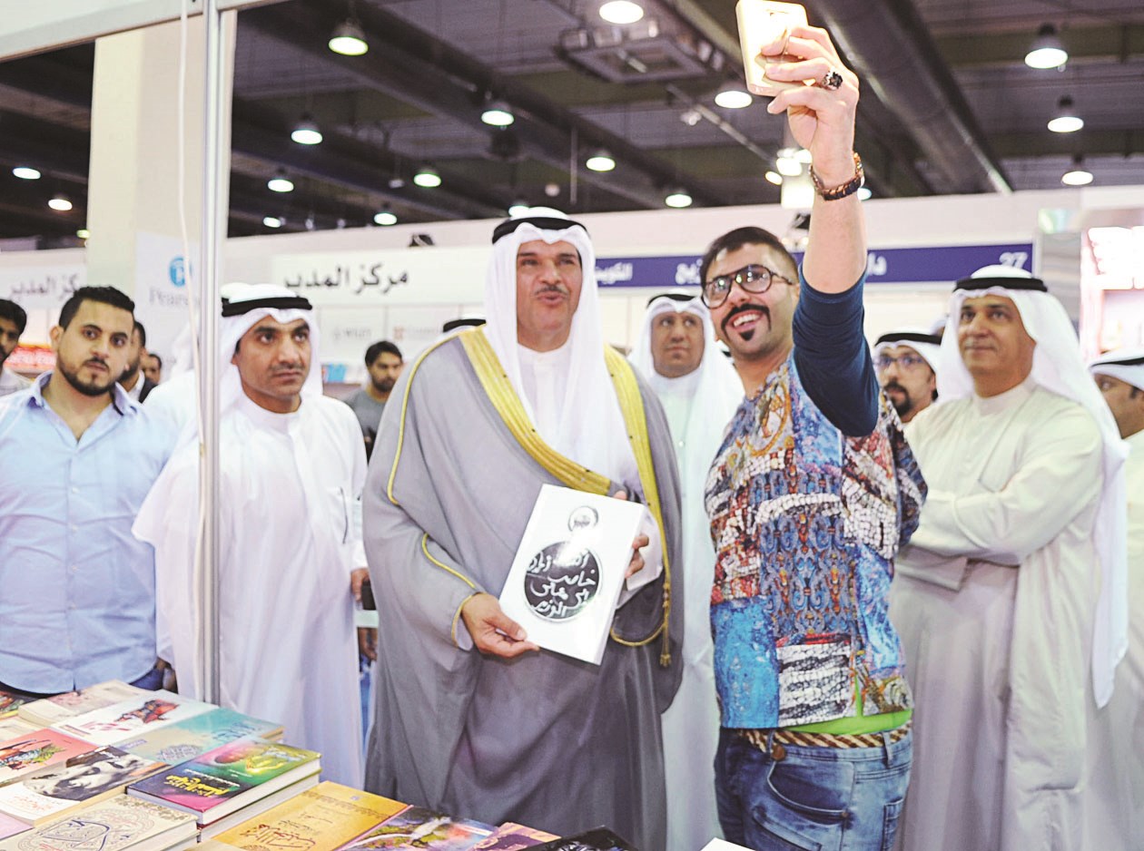 «سيلفي» مع الوزير والكتاب