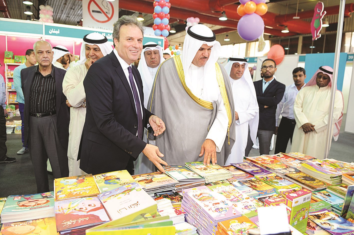 جولة على أجنحة المعرض           (تصوير كرم ذياب)