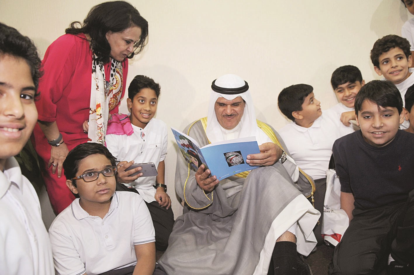 الوزير يقرأ مع الأطفال