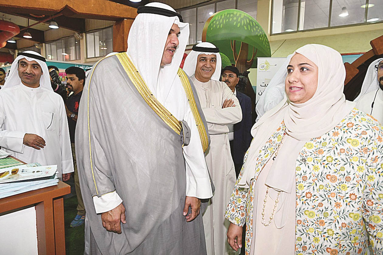 الحمود لدى الجولة في المعرض مع «مراقبة ثقافة الطفل» مريم سالمين