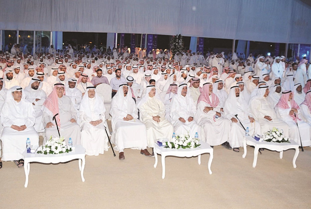 حشد من الحضور