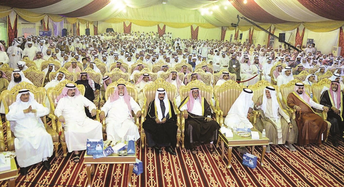 وجهاء القبيلة يتقدمون الحضور الحاشد في الندوة (تصوير نايف العقلة)
