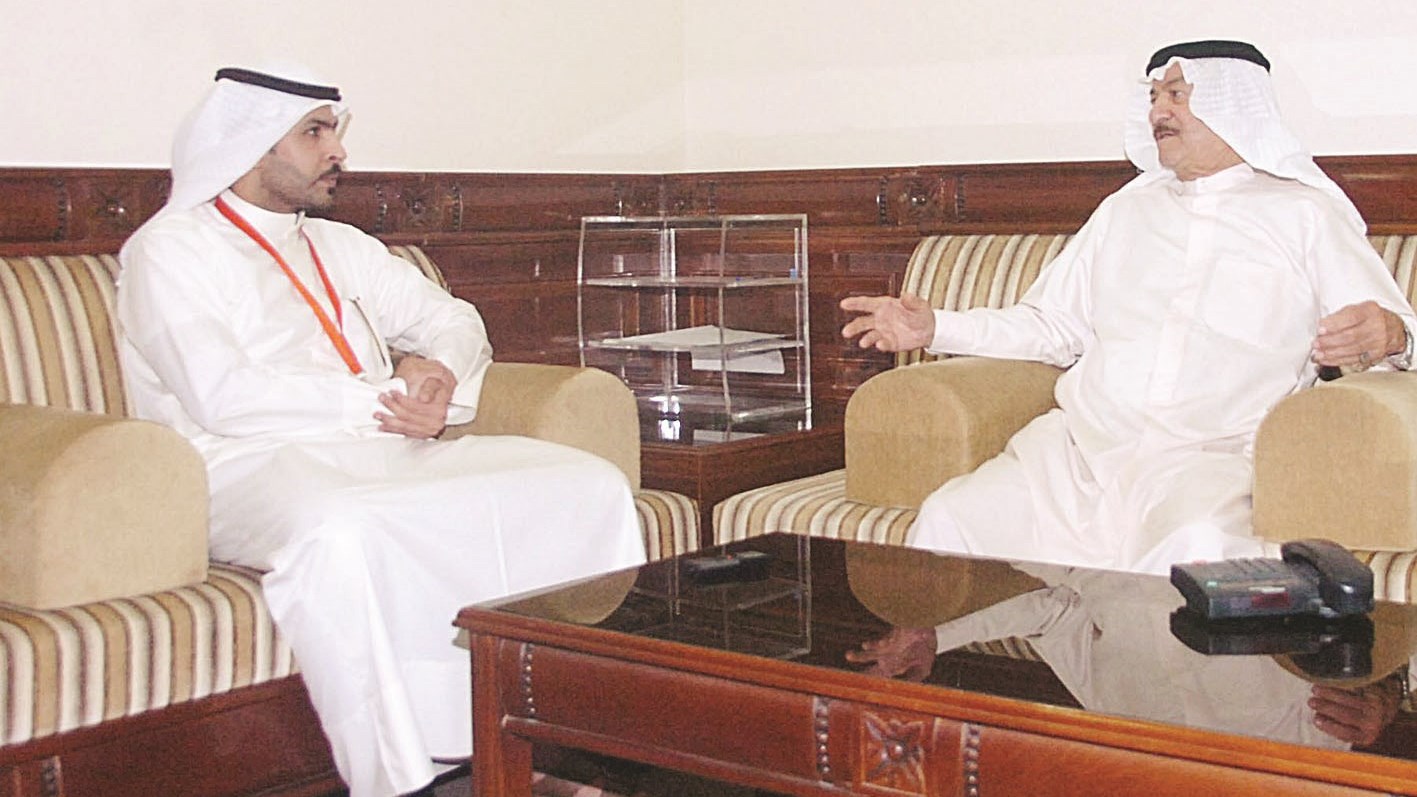 ياس خضر متحدثاً للزميل فيصل التركي (تصوير أسعد عبدالله)