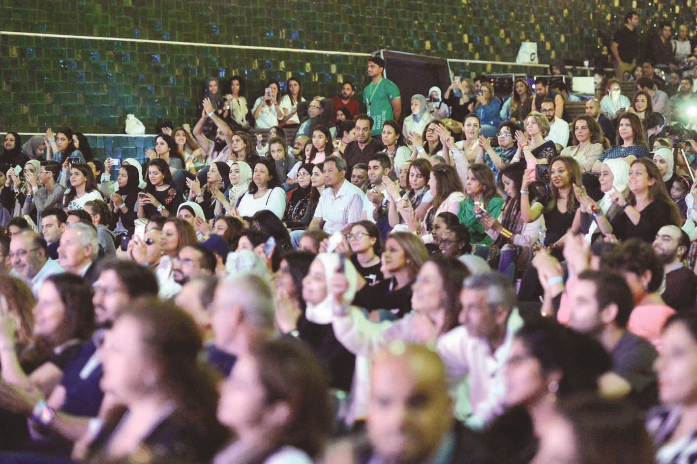 حضور جماهيري حاشد