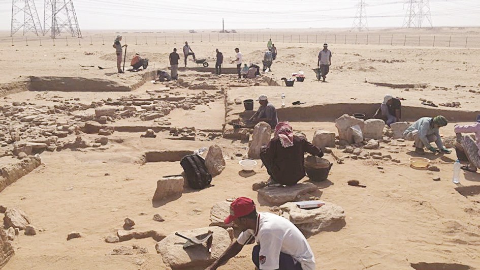 عمال ينقبون في موقع بحرة