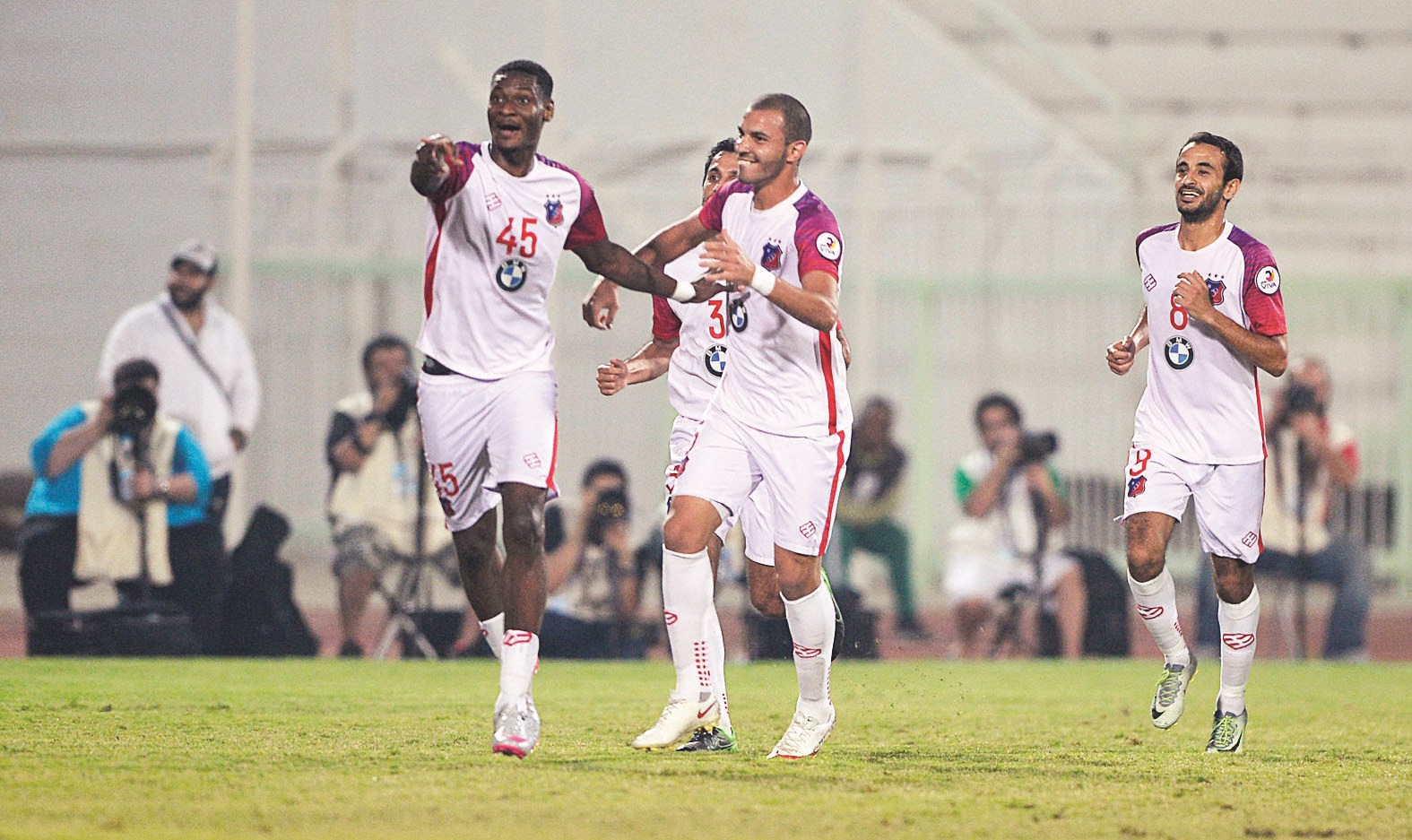 u062cu0645u0639u0629 u0633u0639u064au062f u0644u0627u0639u0628 u00abu0627u0644u0643u0648u064au062au00bb u064au062du062au0641u0644 u0628u0647u062fu0641u0647 u0641u064a u0645u0631u0645u0649 u0627u0644u0639u0631u0628u064a (u0627u0644u0623u0632u0631u0642 u062fu0648u062a u0643u0648u0645)