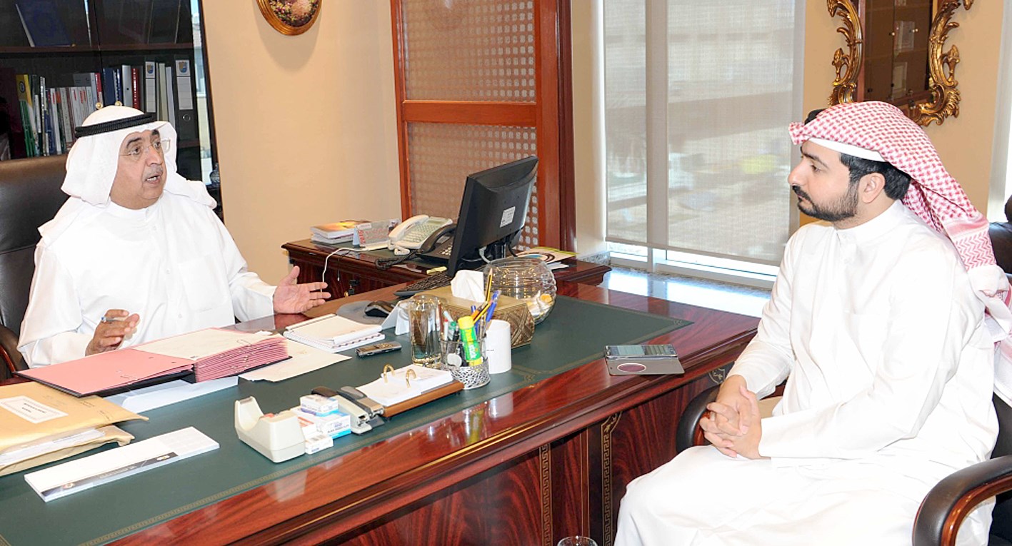 العمر متحدثاً للزميل علي الفضلي (تصوير طارق عز الدين)