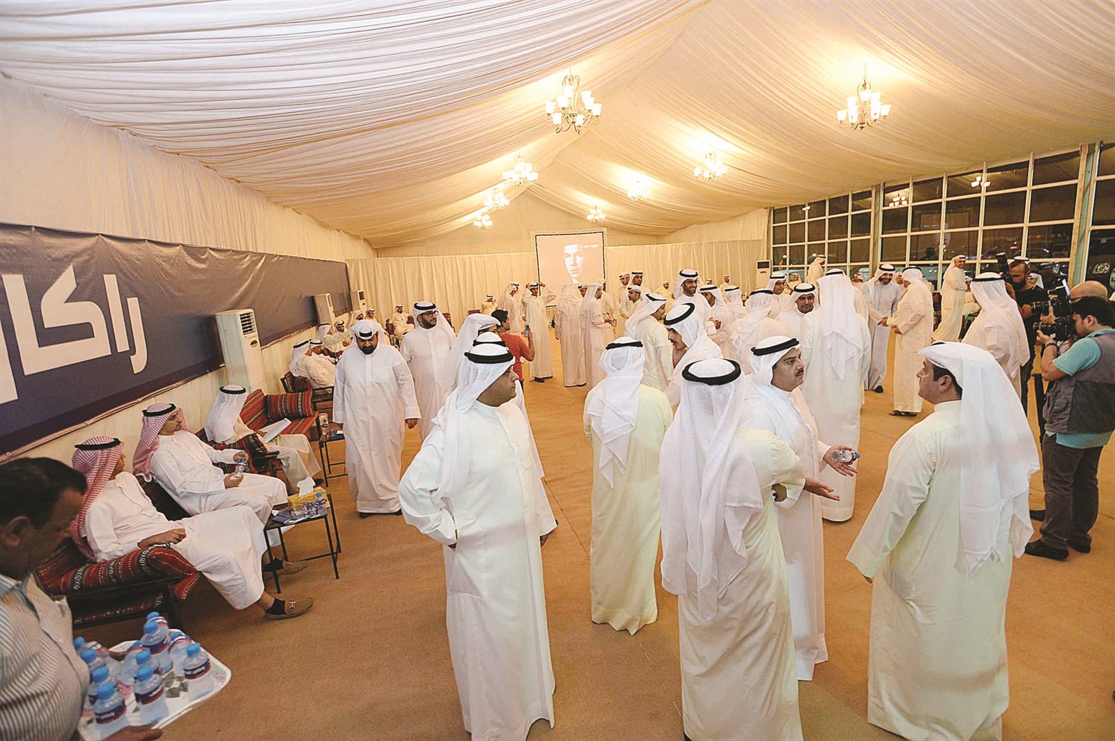 حضور حاشد في مقر راكان النصف