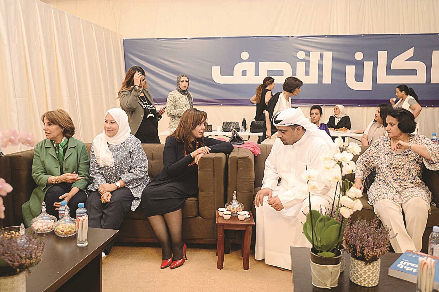 النصف يتحدث مع مواطنة في الخيمة النسائية