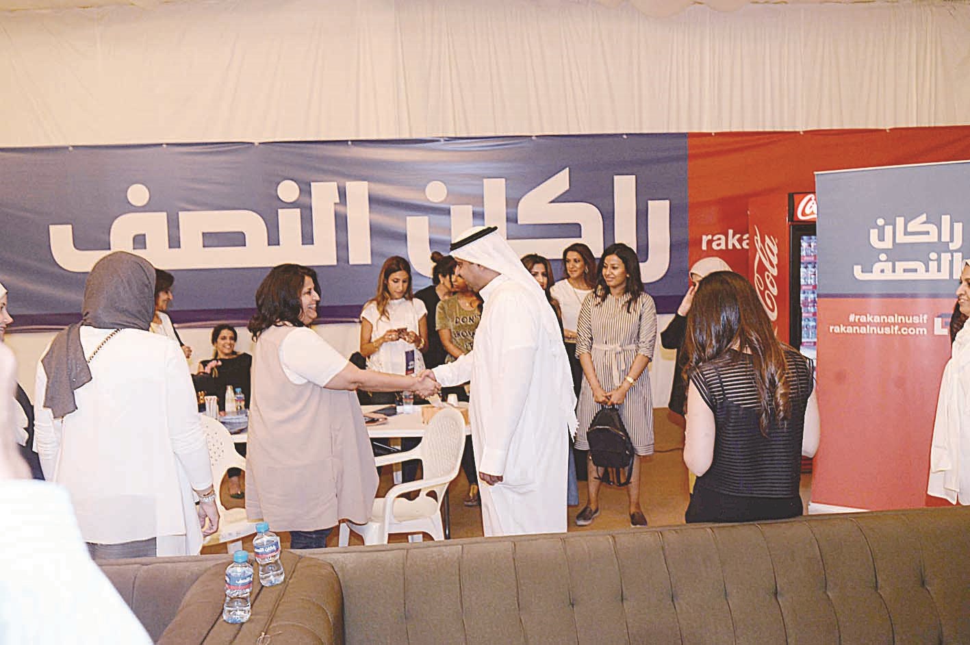 ... ويصافح إحدى المواطنات في الجناح النسائي للمقر    (تصوير أسعد عبدالله)