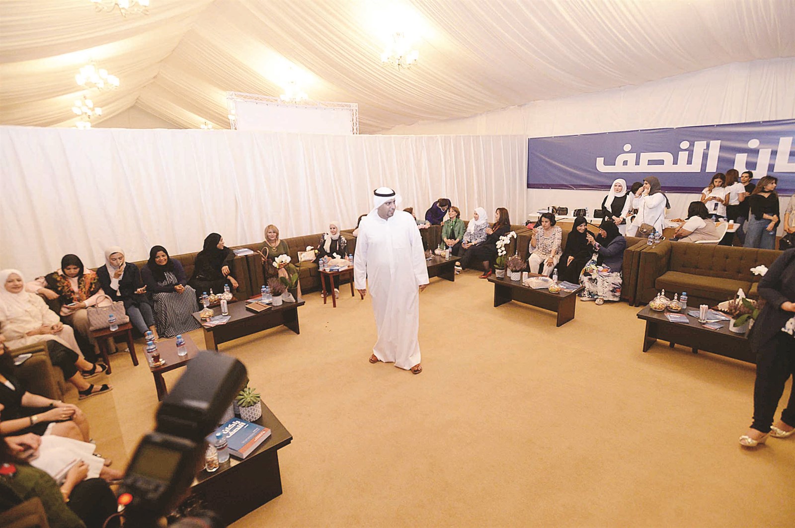 ...ويرحب بالضيفات في خيمة النساء