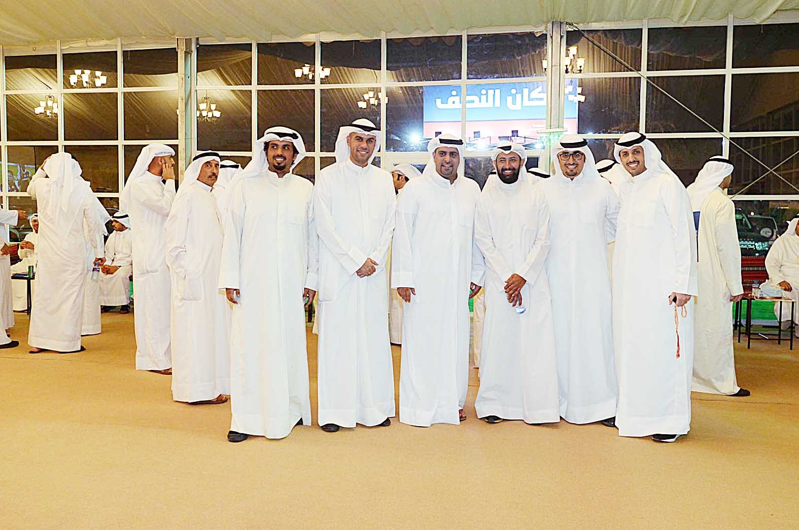 u0631u0627u0643u0627u0646 u0627u0644u0646u0635u0641 u064au062au0648u0633u0637 u0639u062fu062fu0627 u0645u0646 u0623u0628u0646u0627u0621 u0627u0644u062fu0627u0626u0631u0629 u0641u064a u062du0641u0644 u0627u0641u062au062au0627u062d u0645u0642u0631u0647