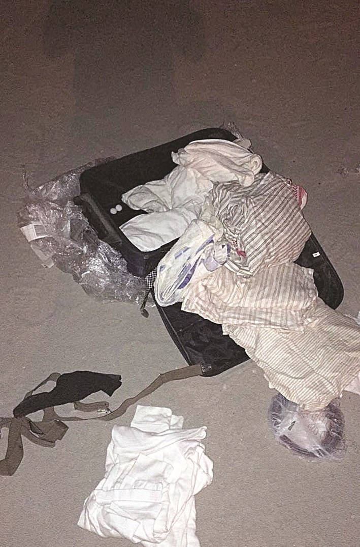 الملابس داخل الحقيبة