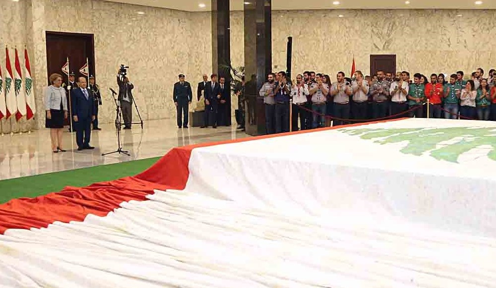 u0639u0648u0646 u0648u0632u0648u062cu062au0647 u0641u064a u0642u0635u0631 u0628u0639u0628u062fu0627 u062eu0644u0627u0644 u0627u062du062au0641u0627u0644 u062au0633u0644u064au0645 u00abu0639u0644u0645 u0627u0644u0634u0639u0628u00bb (u062eu0627u0635 - u00abu0627u0644u0631u0627u064au00bb)