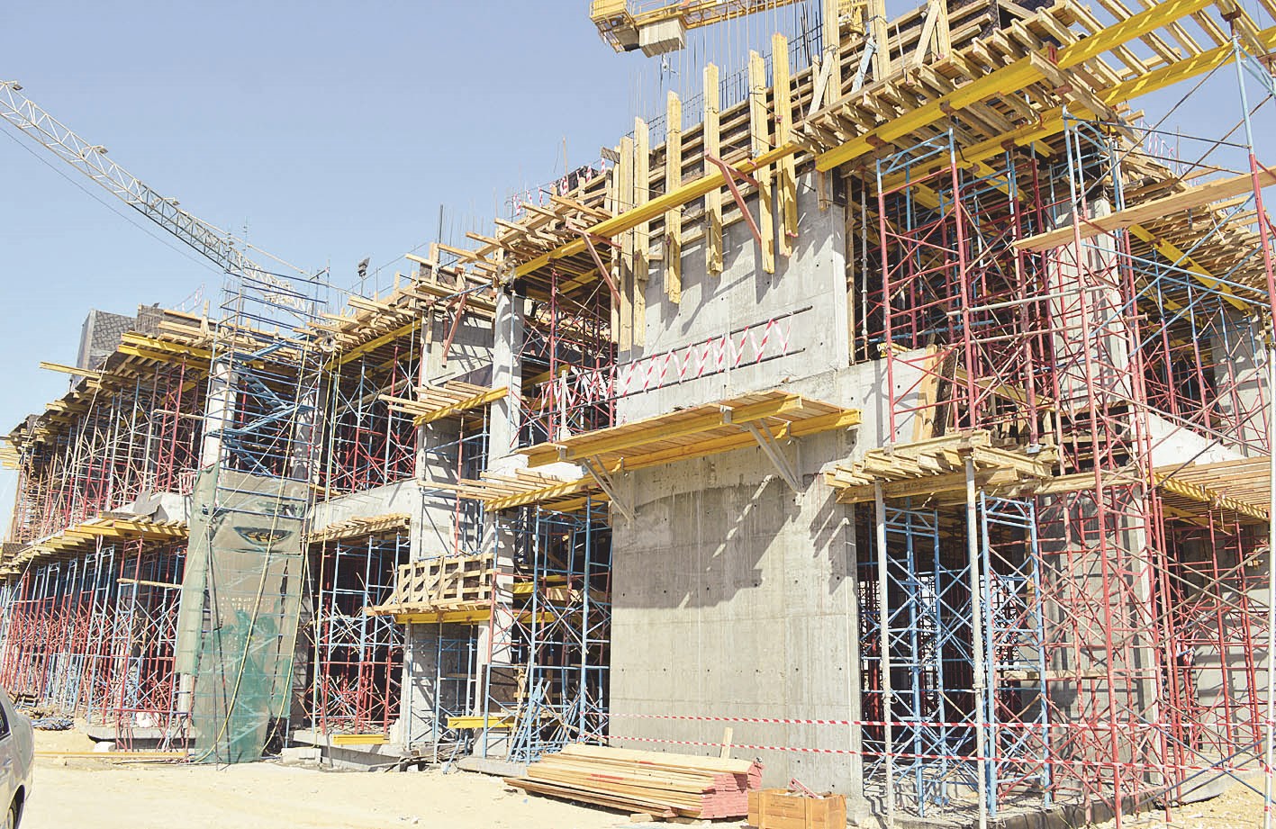 جانب من أعمال البناء في المشروع