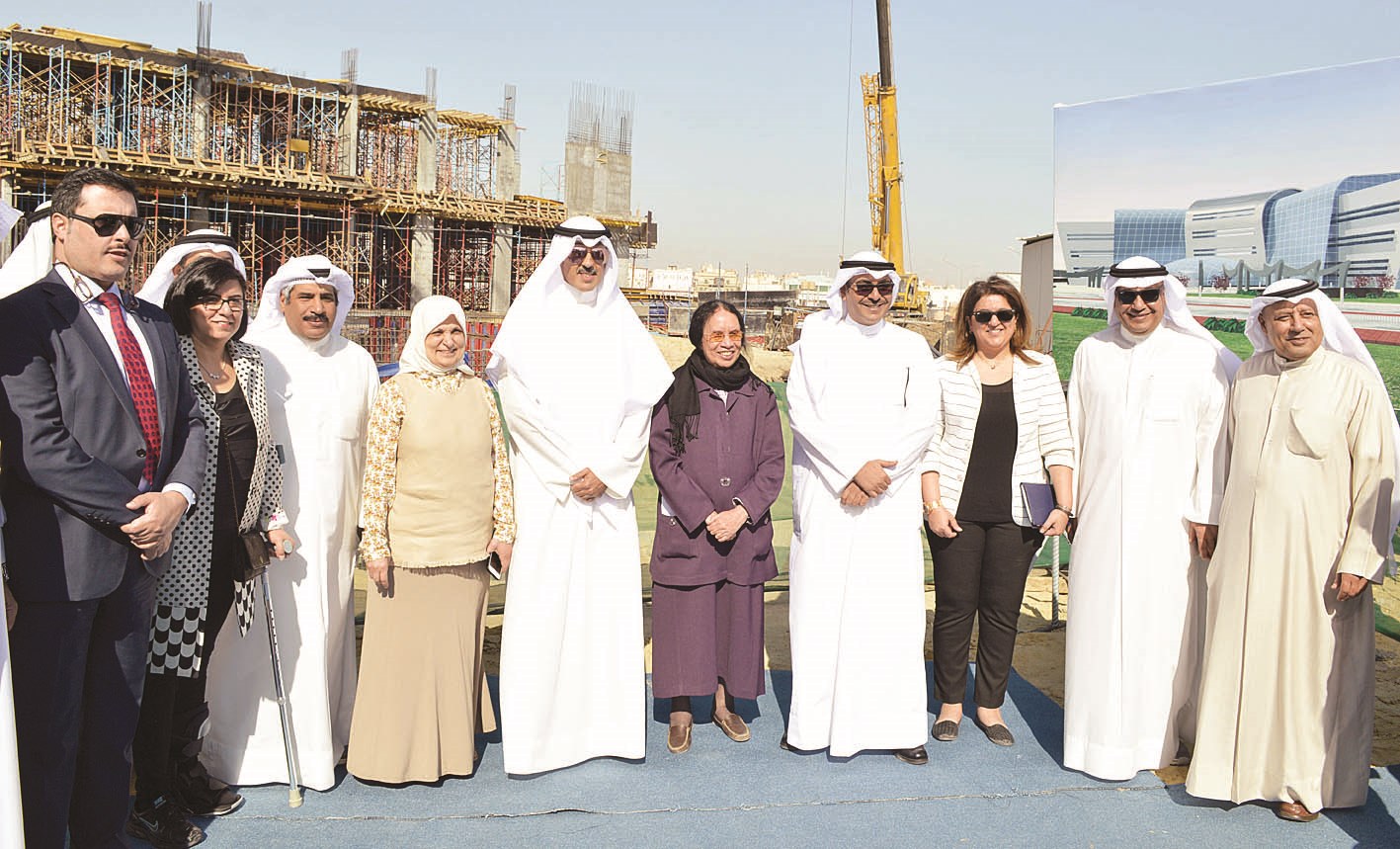 الصبيح والخالد والمشعل يتوسطون الحضور في موقع المشروع                (تصوير بسام زيدان)