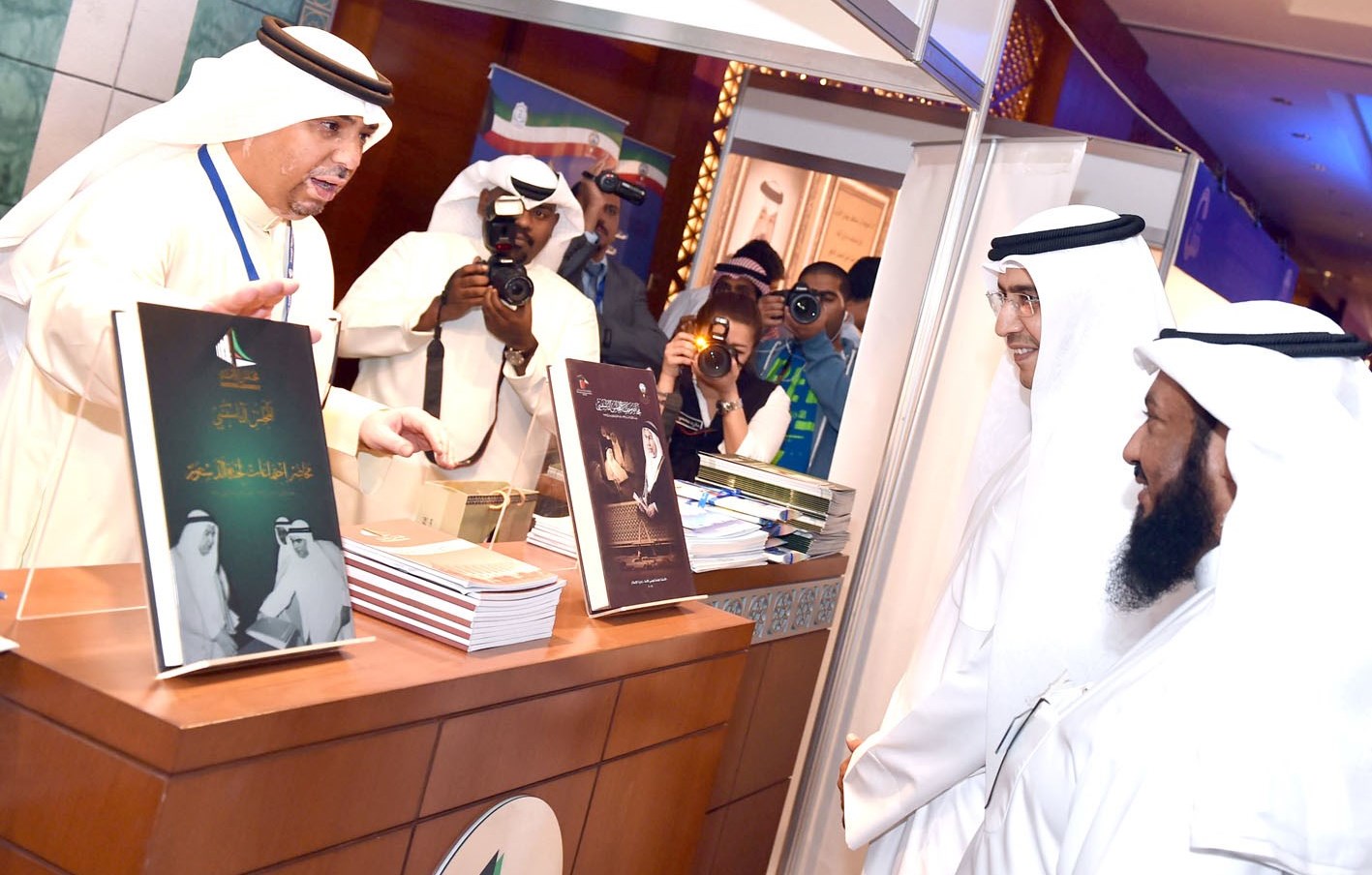 هيثم الأثري والمسباح في جولة على المعرض المرافق للحفل