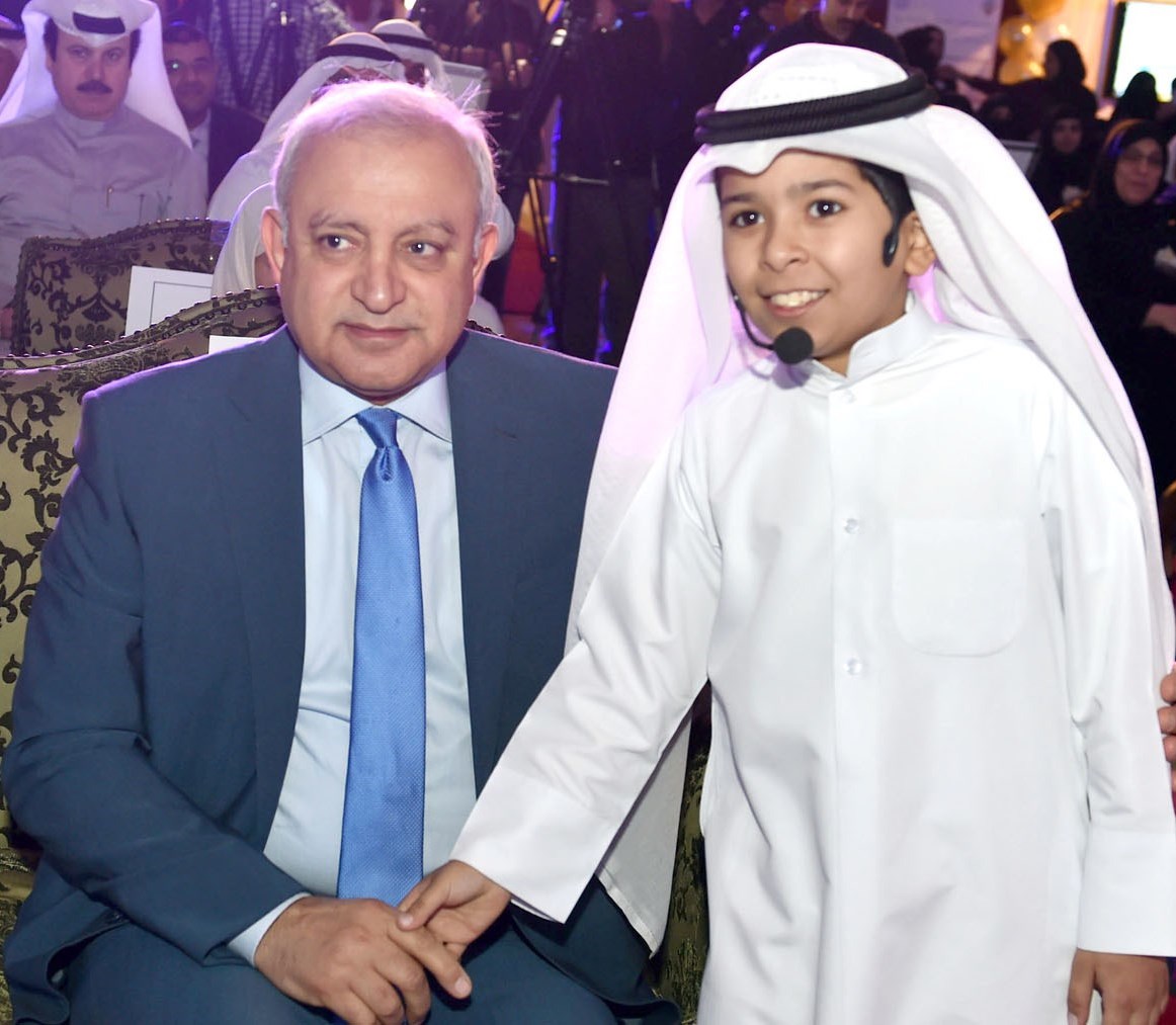 العيسى مصافحاً طفلاً ألقى قصيدة