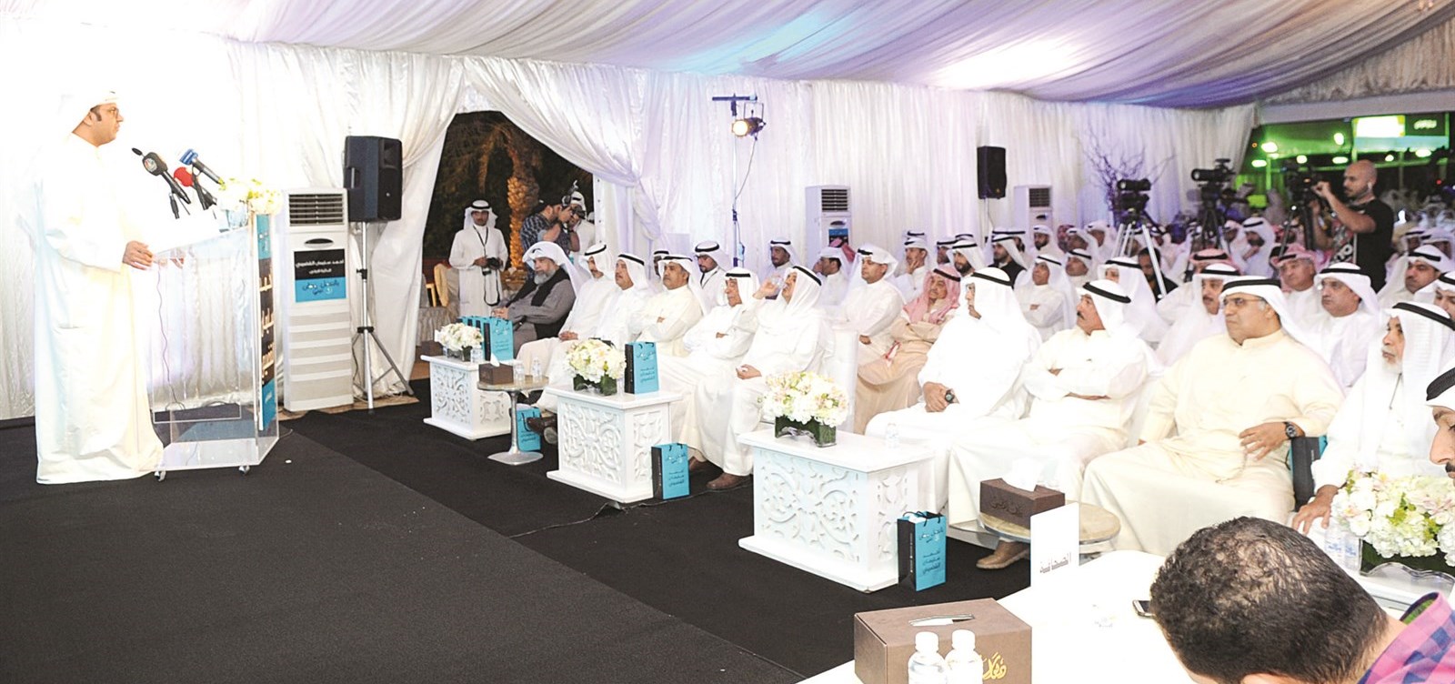 ... ومخاطبا الناخبين (تصوير كرم ذياب)