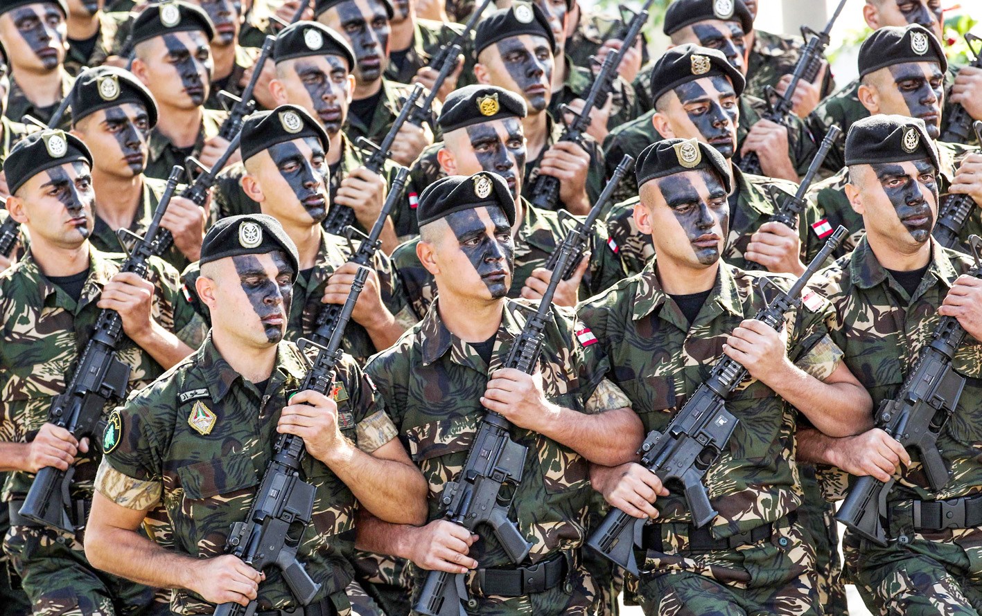 قوة من «المكافحة» في الجيش اللبناني... تستعرض  (ا ف ب)