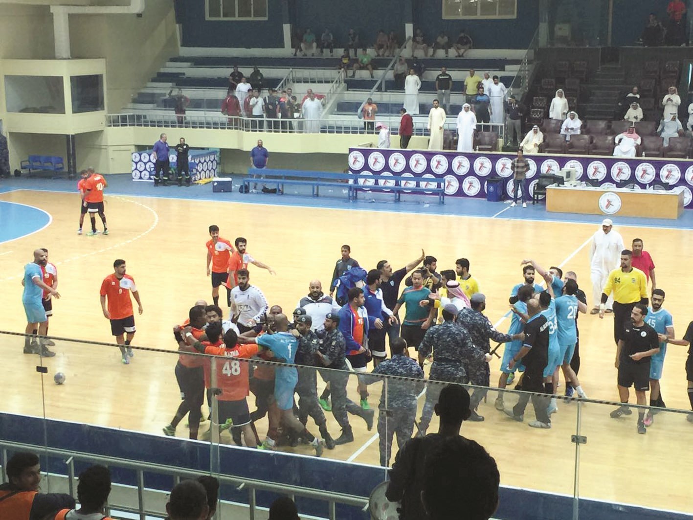 u0647u0648u0634u0629 u0641u064a u0645u0628u0627u0631u0627u0629 u0627u0644u0633u0627u0644u0645u064au0629 u0648u0643u0627u0638u0645u0629 u0623u0645u0633 u0623u0637u0641u0623u0647u0627 u0631u062cu0627u0644 u0627u0644u0623u0645u0646