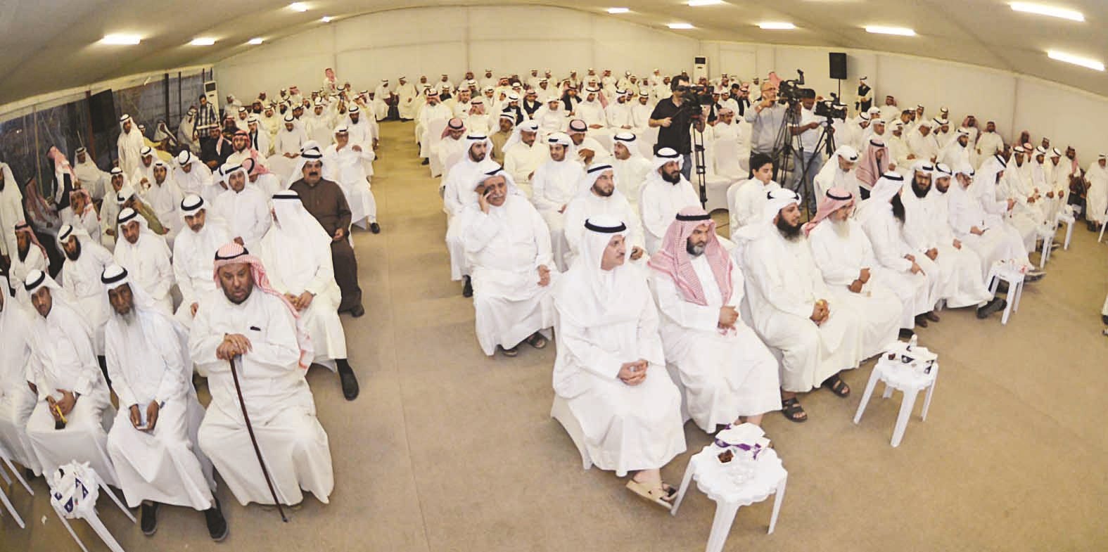 مؤيدو الخنة يتابعون خطابه