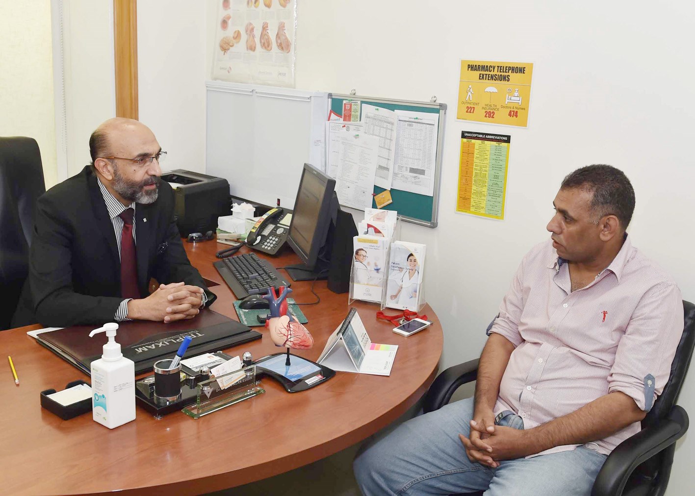 علاء الدين متحدثاً إلى الزميل عمر العلاس