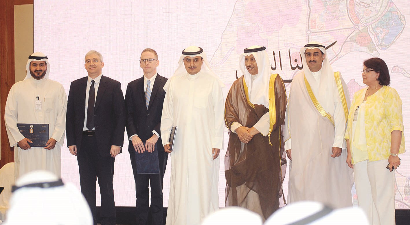 المبارك متوسطاً وفدي البلدية والشركة عقب التوقيع