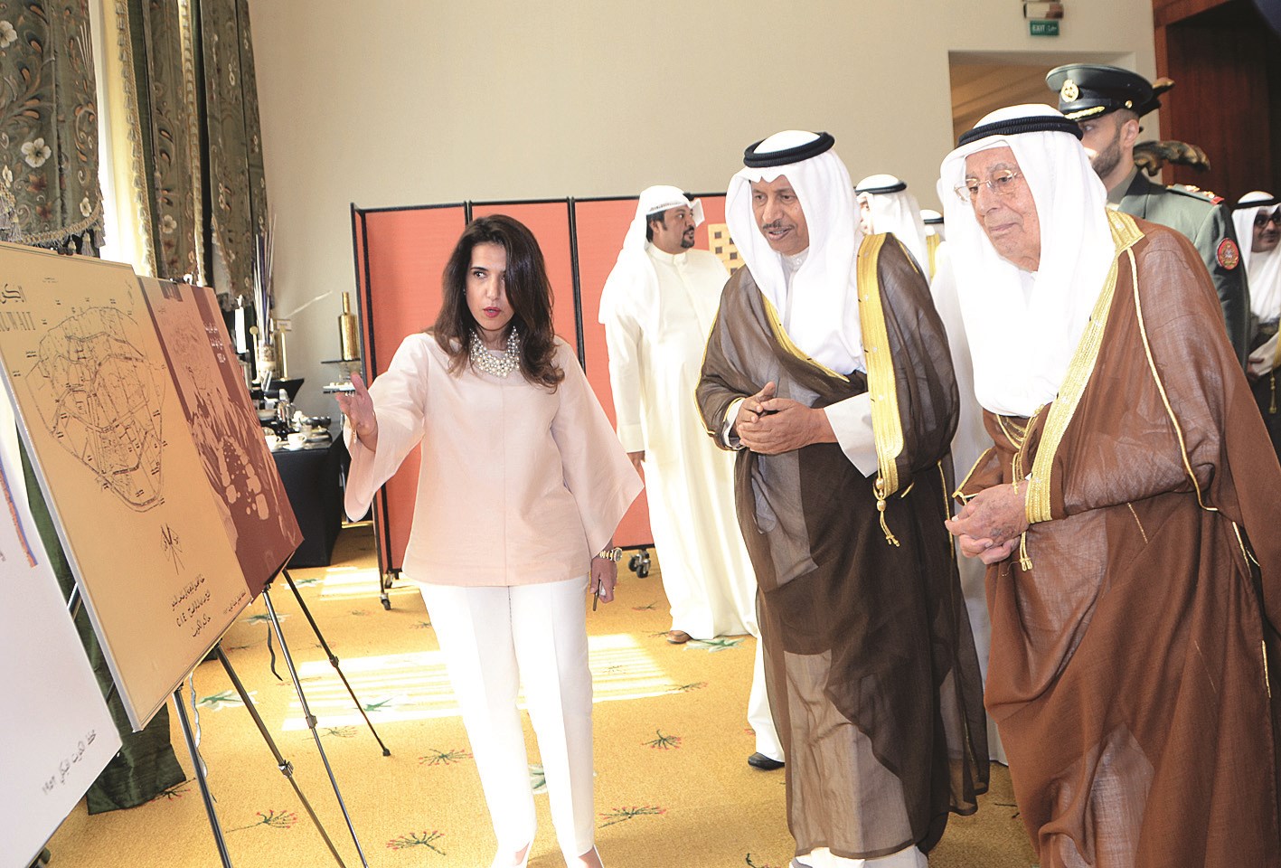 المبارك مستمعاً إلى شرح عن المخطط الهيكلي