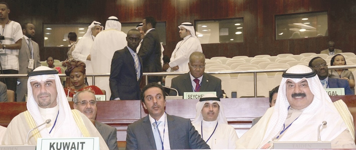 أنس الصالح وخالد الجارالله وأعضاء الوفد الكويتي إلى الاجتماع