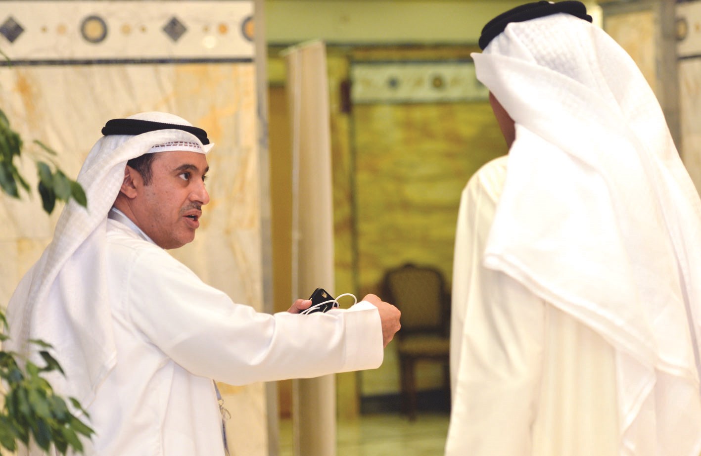 المتلقم يجيب عن استفسارات الإعلاميين