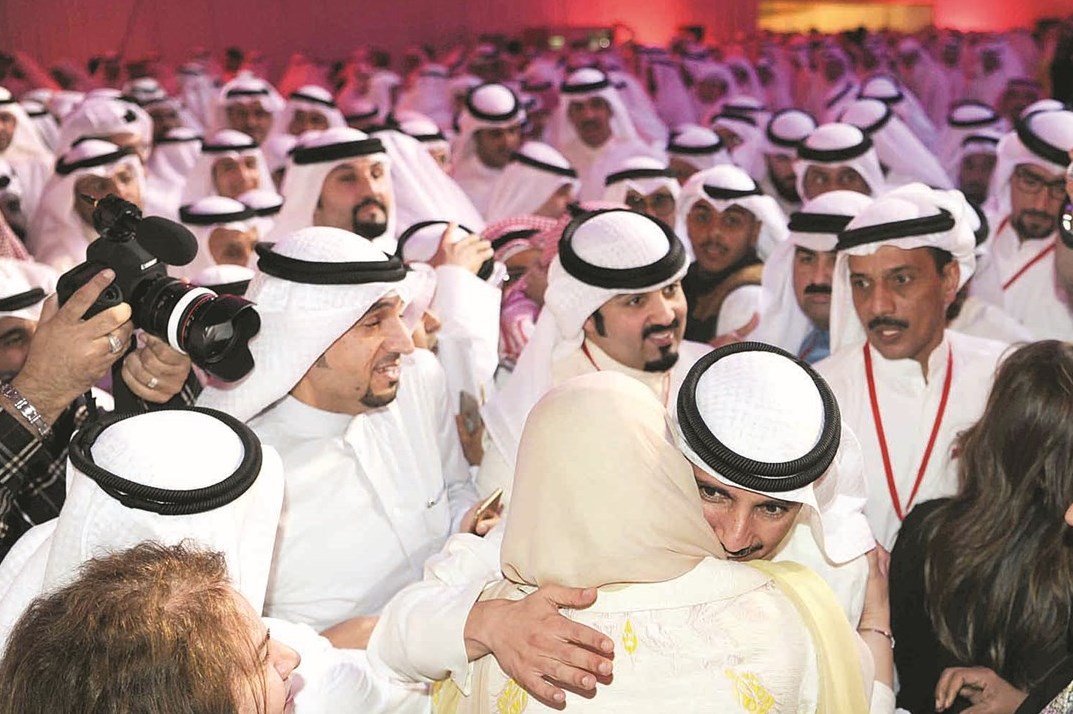 الغانم معانقاً والدته بعد الندوة