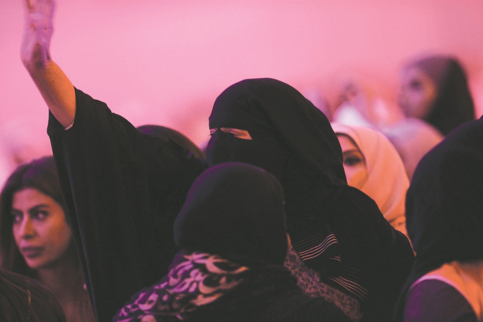 هتاف وتأييد من إحدى الحاضرات