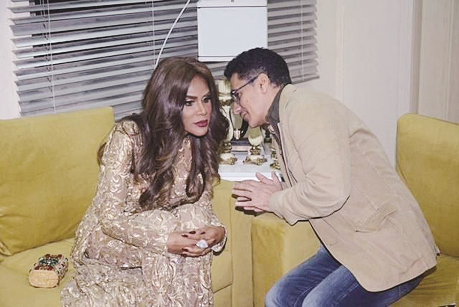 القعود وهند في حديث فني