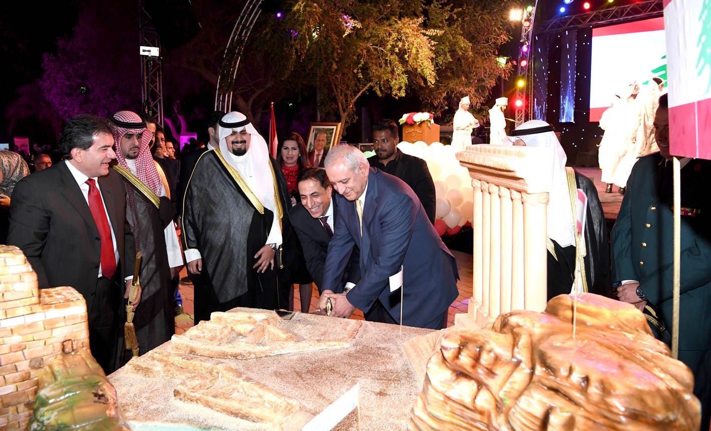 u0627u0644u0639u064au0633u0649 u064au0634u0627u0631u0643 u062eu064au0631 u0642u0635 u0642u0627u0644u0628 u062du0644u0648u0649 u0627u0644u0627u062du062au0641u0627u0644 u0639u0644u0649 u0647u064au0626u0629 u0639u062fu062f u0645u0646 u0627u0644u0622u062bu0627u0631 u0627u0644u0644u0628u0646u0627u0646u064au0629  (u062au0635u0648u064au0631 u0628u0633u0627u0645 u0632u064au062fu0627u0646)