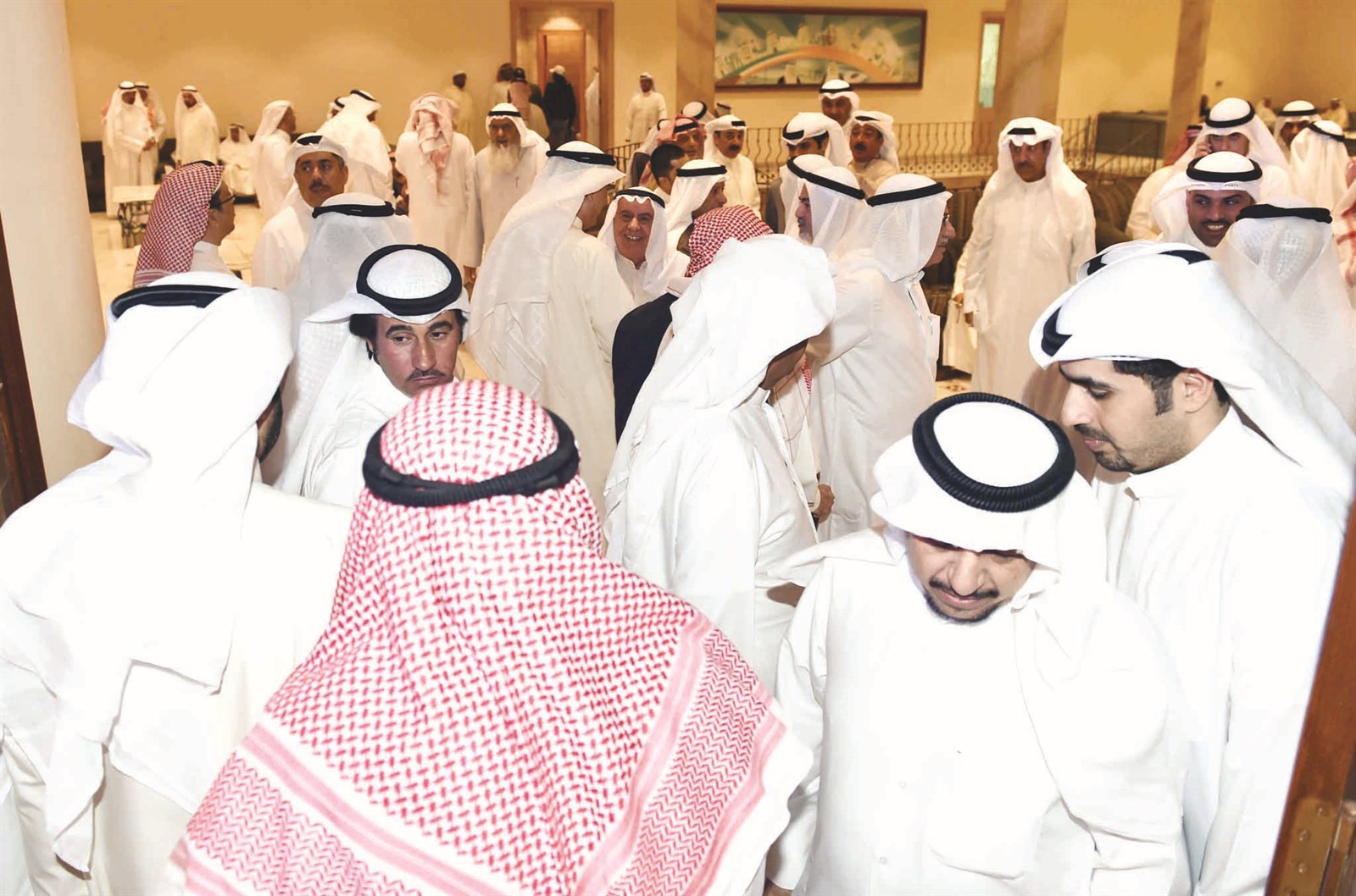 حضور حاشد في مقر العوضي