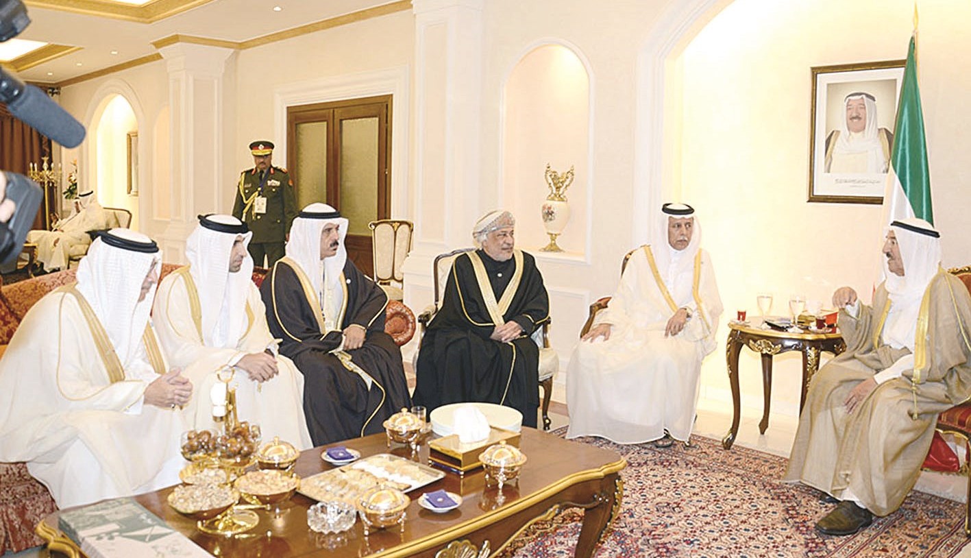 سمو الأمير مستقبلاً رؤساء الوفود الخليجية إلى القمة