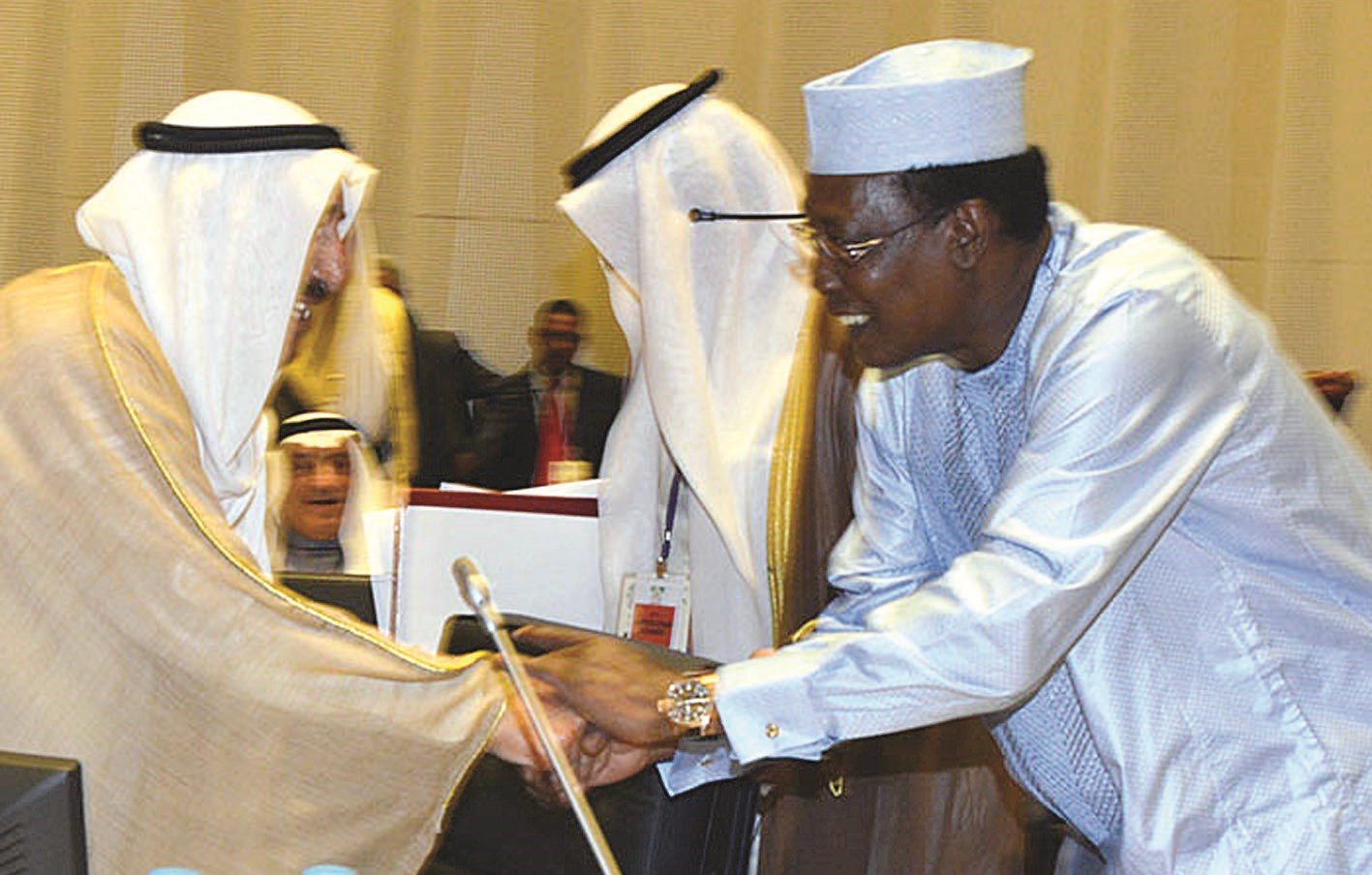 سمو الأمير مصافحاً أحد رؤساء الوفود الأفريقية