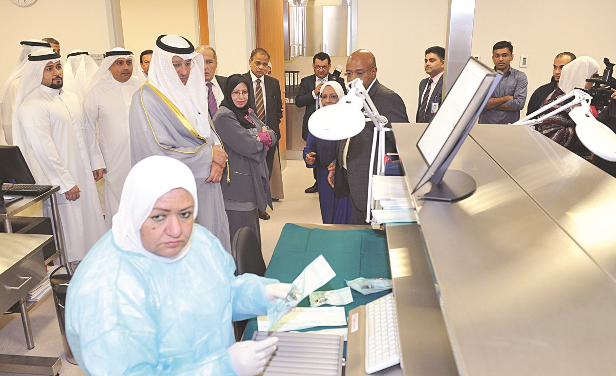 ... ويتابع آلية العمل في المركز