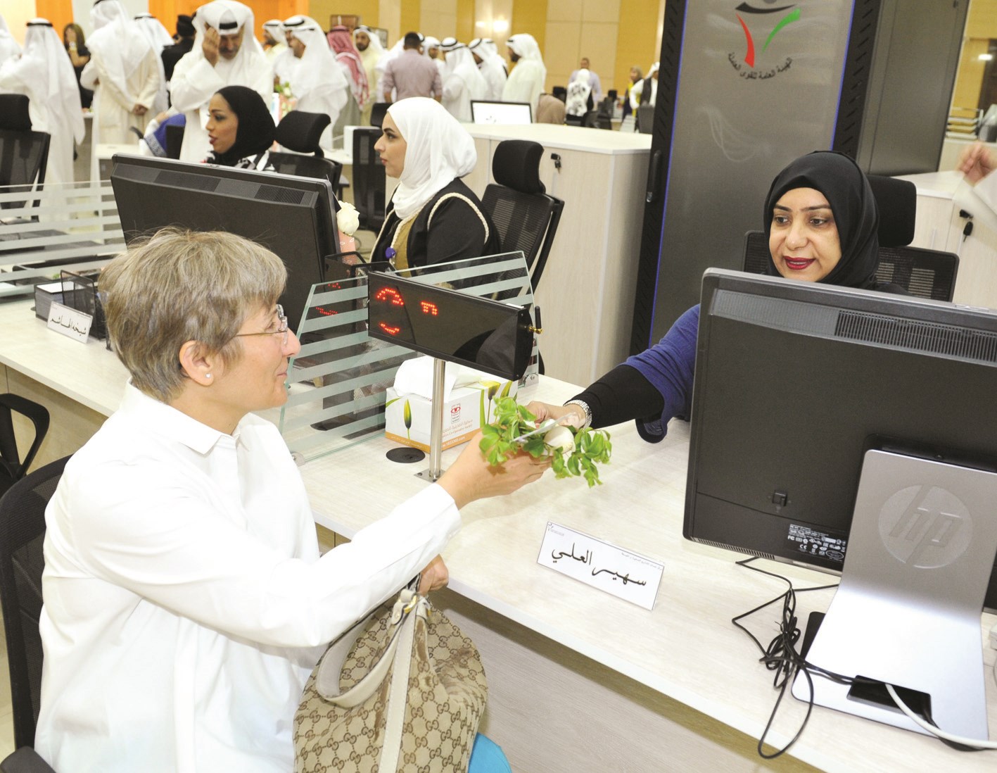 إنجاز معاملة لإحدى المواطنات