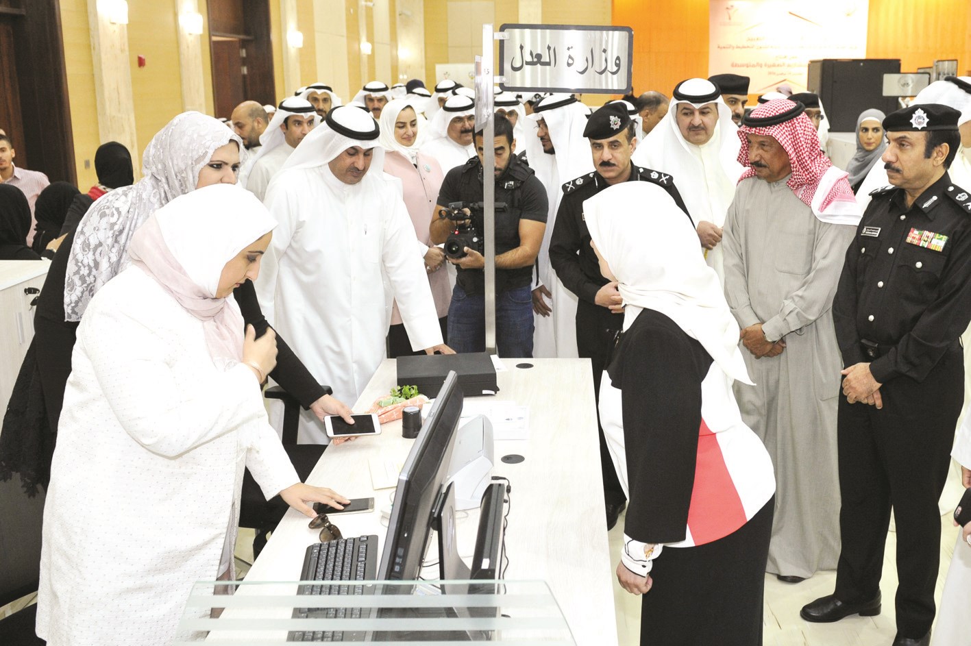 الوزيرة الصبيح تطلع على آلية العمل في المركز