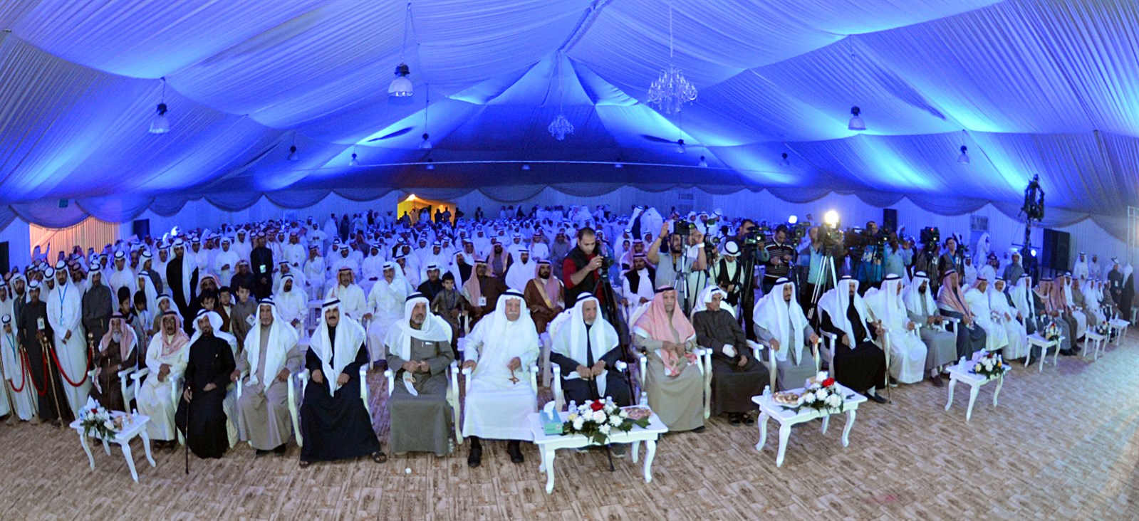 حضور الندوة