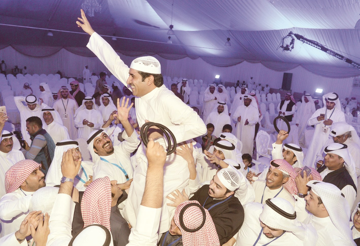 ... ومحمولاً من بعض مؤيديه