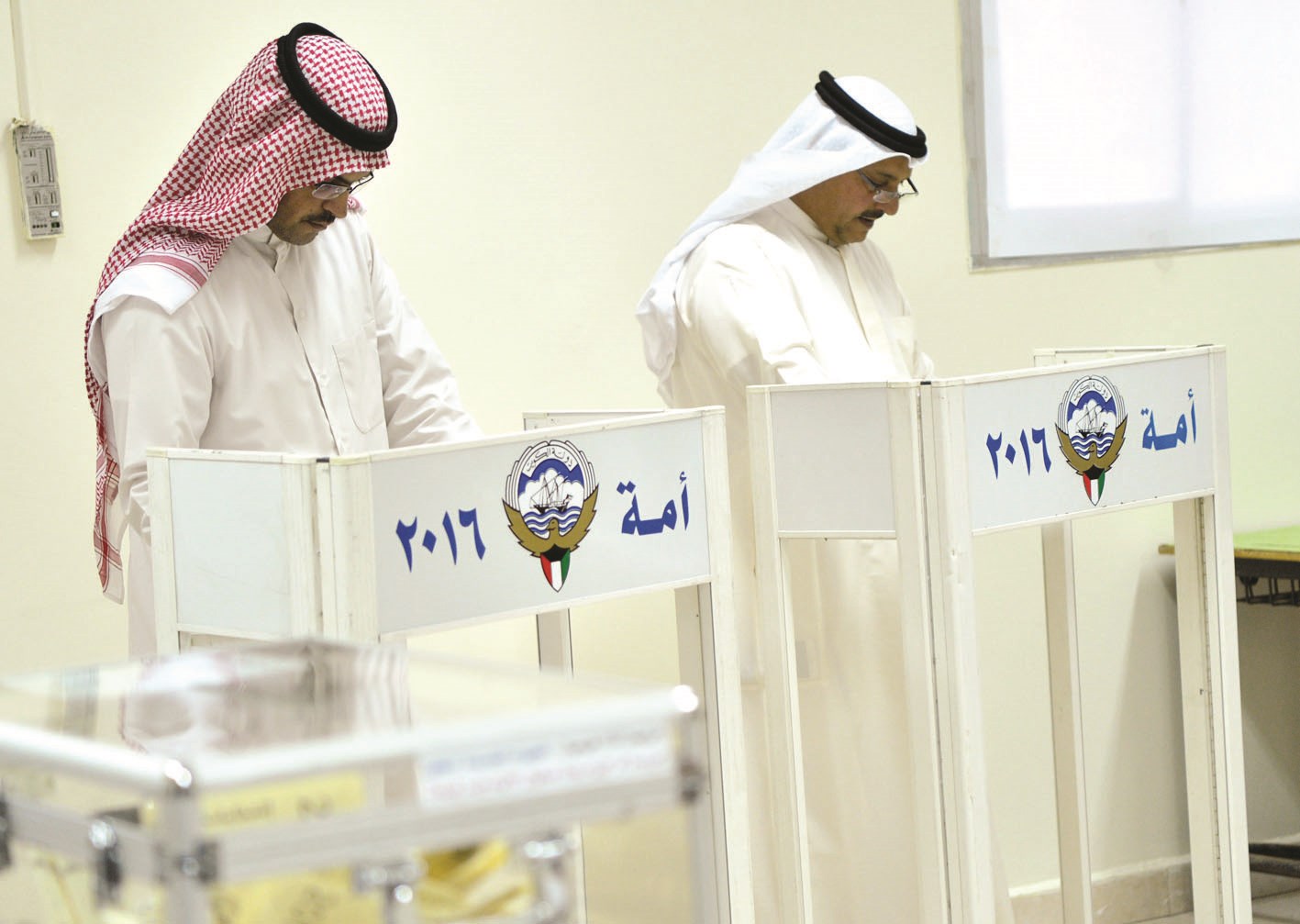 ناخبان يدليان بصوتيهما