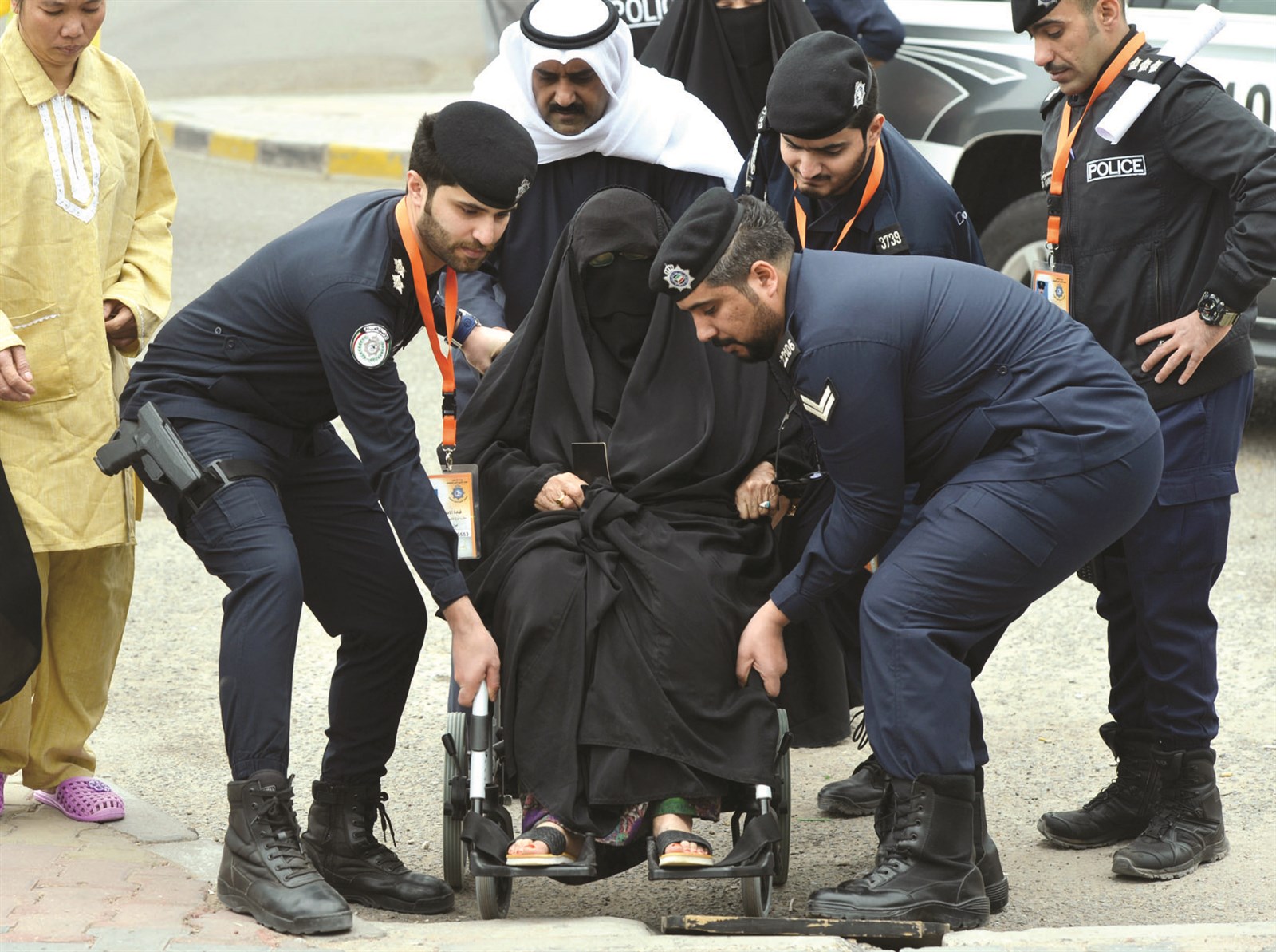 مساعدة امرأة مسنة