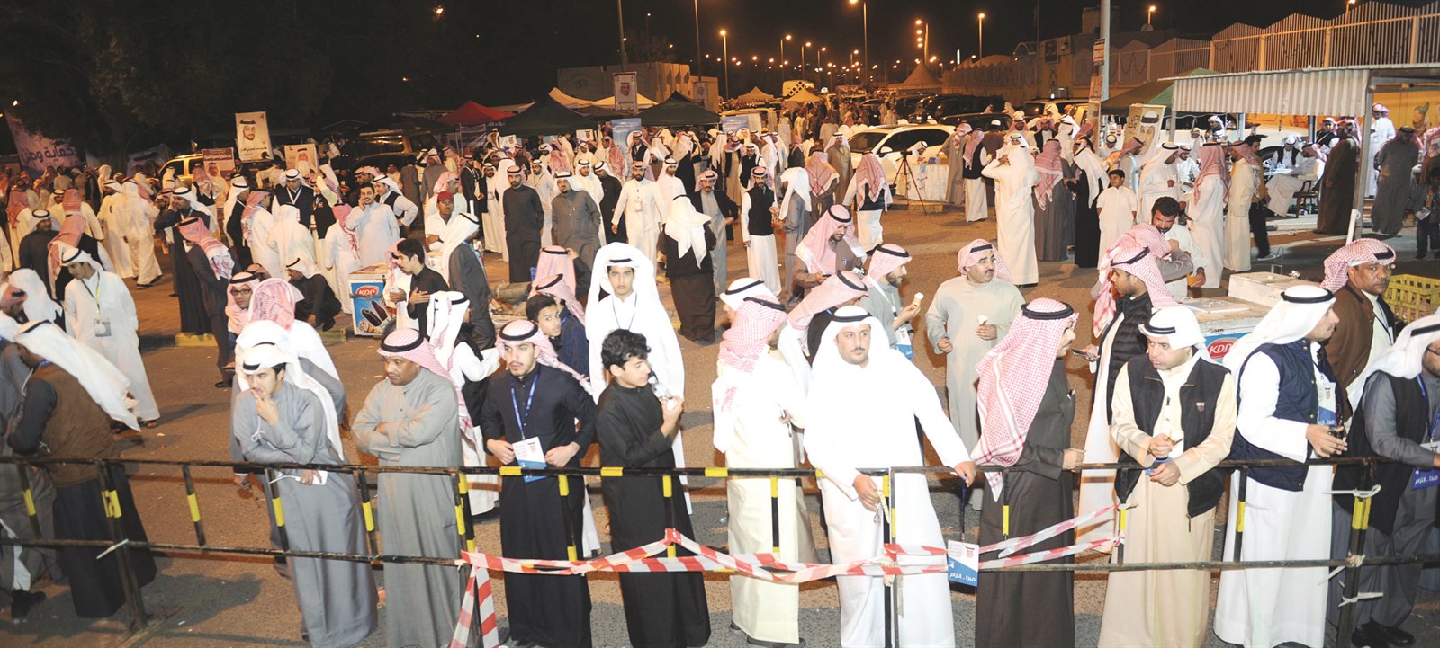 u062du0636u0648u0631 u062du0627u0634u062f u0623u0645u0627u0645 u0625u062du062fu0649 u0627u0644u0644u062cu0627u0646 u0641u064a u0627u0644u0641u062au0631u0629 u0627u0644u0645u0633u0627u0626u064au0629   (u062au0635u0648u064au0631 u0633u0639u0648u062f u0633u0627u0644u0645)